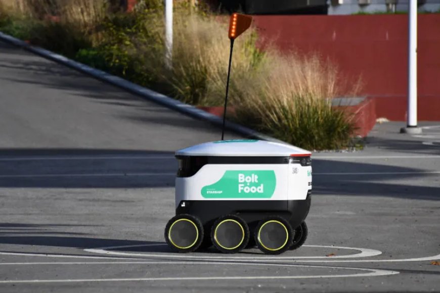 Uber Eats will use Starship sidewalk robots to deliver food in the UK