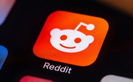 Image Credit: TechAmerica.ai / AI-generated image featuring the Reddit logo