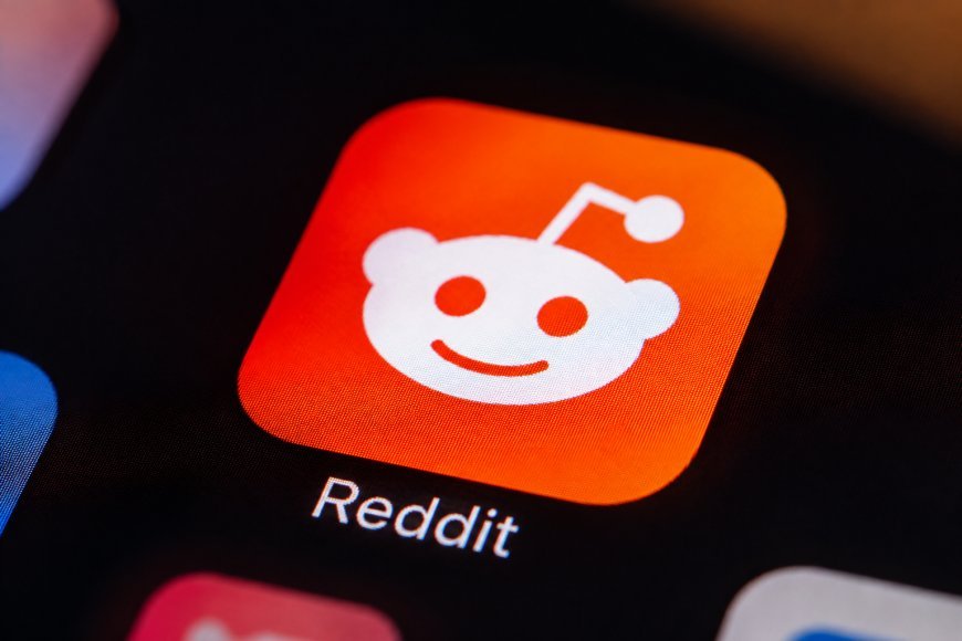 Image Credit: TechAmerica.ai / AI-generated image featuring the Reddit logo